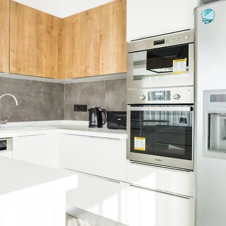 Deluxe W/ Rooftop Pool In The Heart Of Kyrenia アパート キレニア