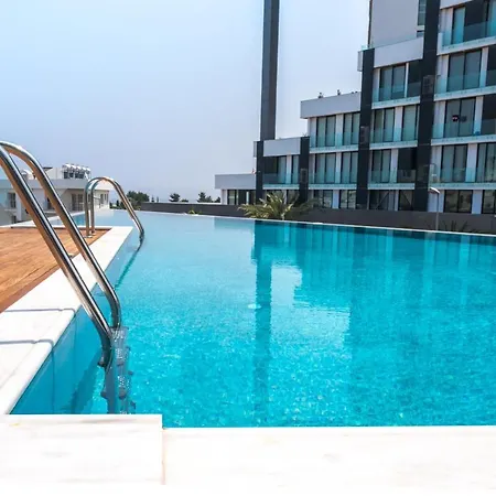 아파트 Deluxe W/ Rooftop Pool In The Heart Of Kyrenia
