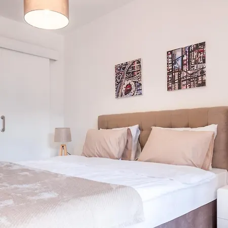 아파트 Deluxe W/ Rooftop Pool In The Heart Of Kyrenia *