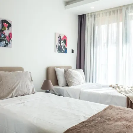 Deluxe W/ Rooftop Pool In The Heart Of Kyrenia 아파트 *