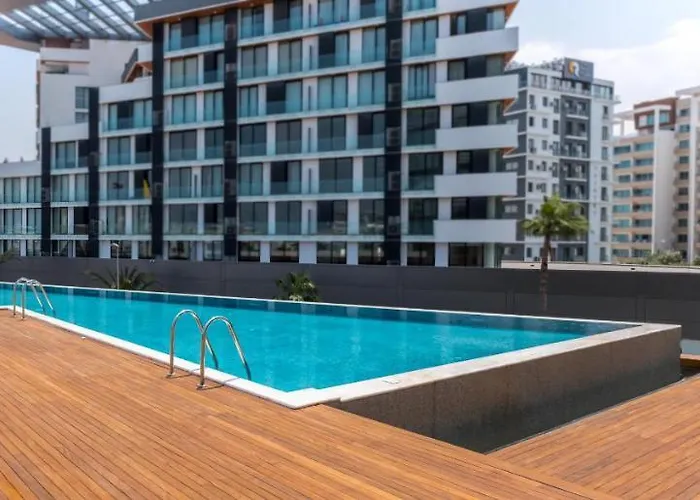 Deluxe W/ Rooftop Pool In The Heart Of Kyrenia Apartmán