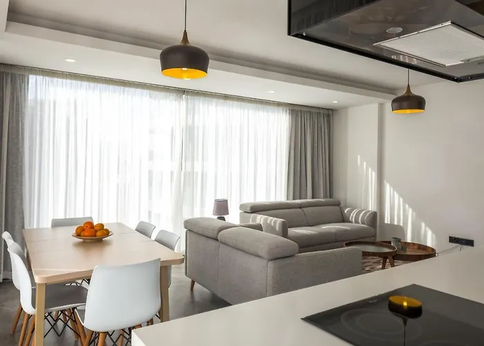 Deluxe W/ Rooftop Pool In The Heart Of Kyrenia *