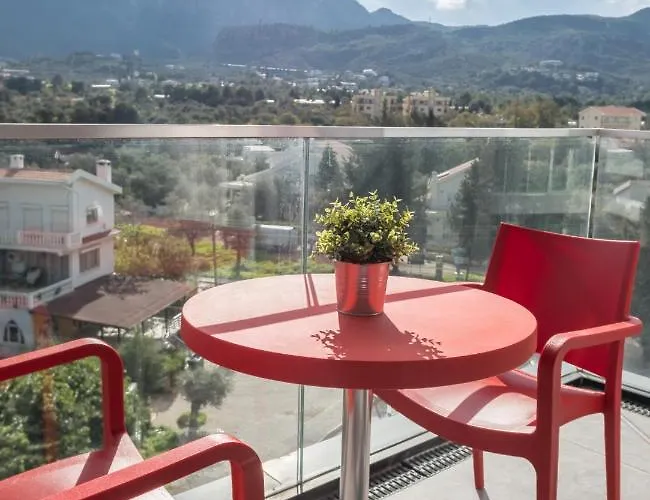 Deluxe W/ Rooftop Pool In The Heart Of Kyrenia Apartmán *